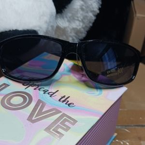 Classic Black Unisex Sunglasses